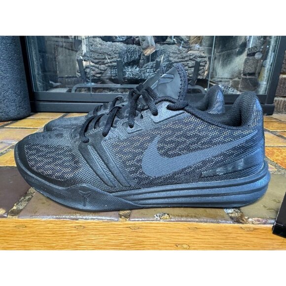 Mens 8 Nike Kobe Mentality Triple Black Athletic Basketball Sneakers 704942-002 - Picture 5 of 9